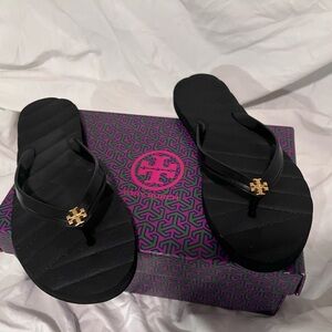 Tory Burch Kira Flip Flop SIZE 8 BLK/GOLD